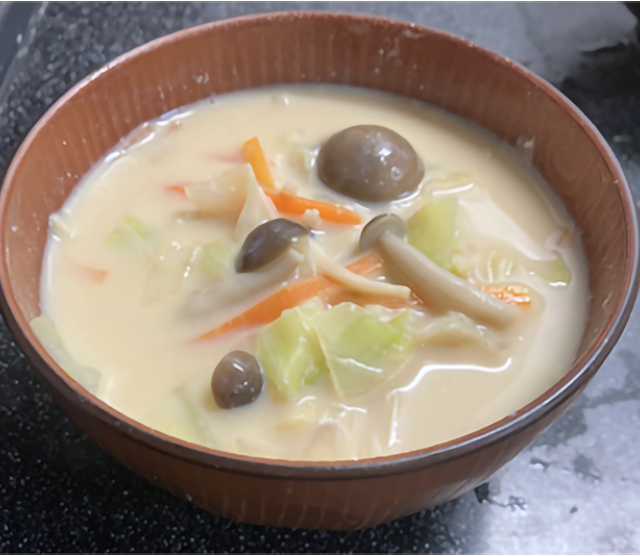 野菜たっぷり！豆乳味噌汁